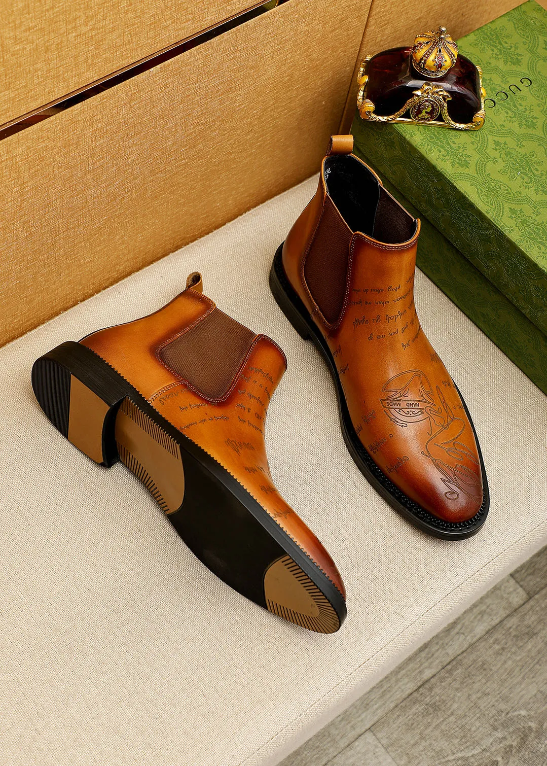 Men's shoes 💰640 💐 Product trademark: GUCCI "Gucci" high-top leather shoes Regular size: 38-44 (37.45.46🉑️Customized) Product materials: Selected imported first-layer calfskin embossed upper + luxury hardware buckle, imported sheep 🐑 leather lining. Strong three-dimensional visual effect, original outsole Color: 3⃣️colors available